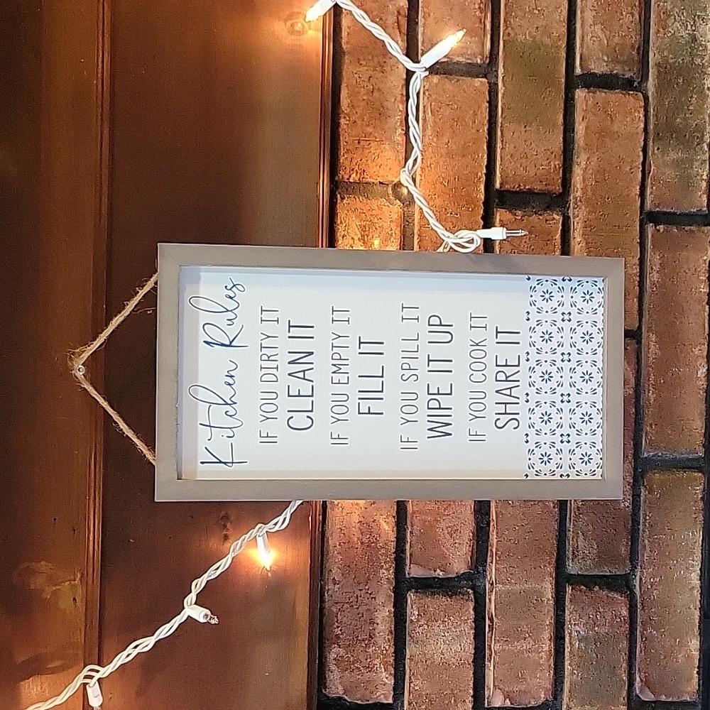 Cute kitchen rules wall hanger.